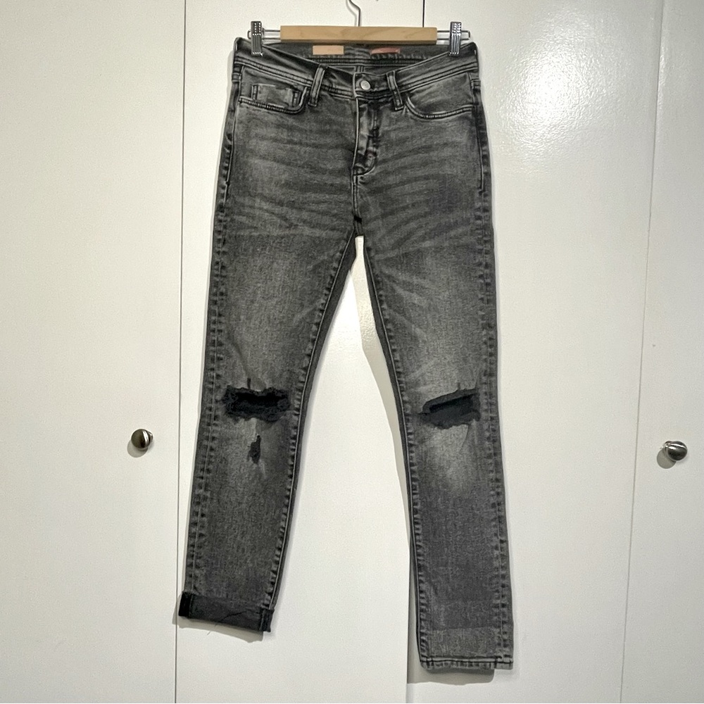Anthropologie Pilcro black acid wash jeans w/ distress knees. Like new Sz 26 EUC